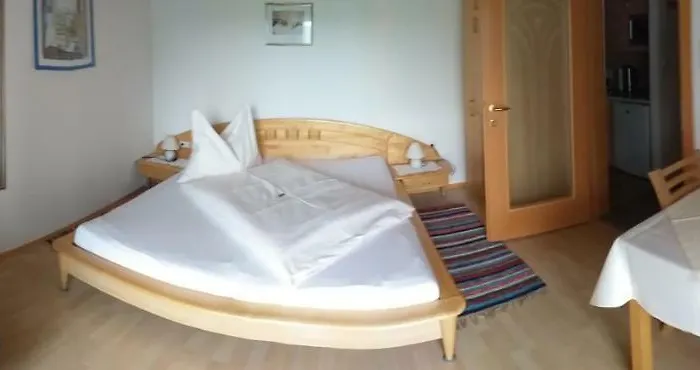 Waldhof بيت ضيافة 3*